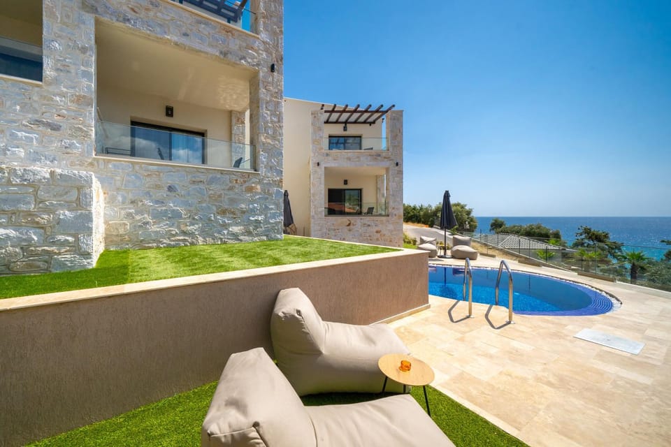 Property building, Day, Pool view, Sea view, Swimming pool, sunbed