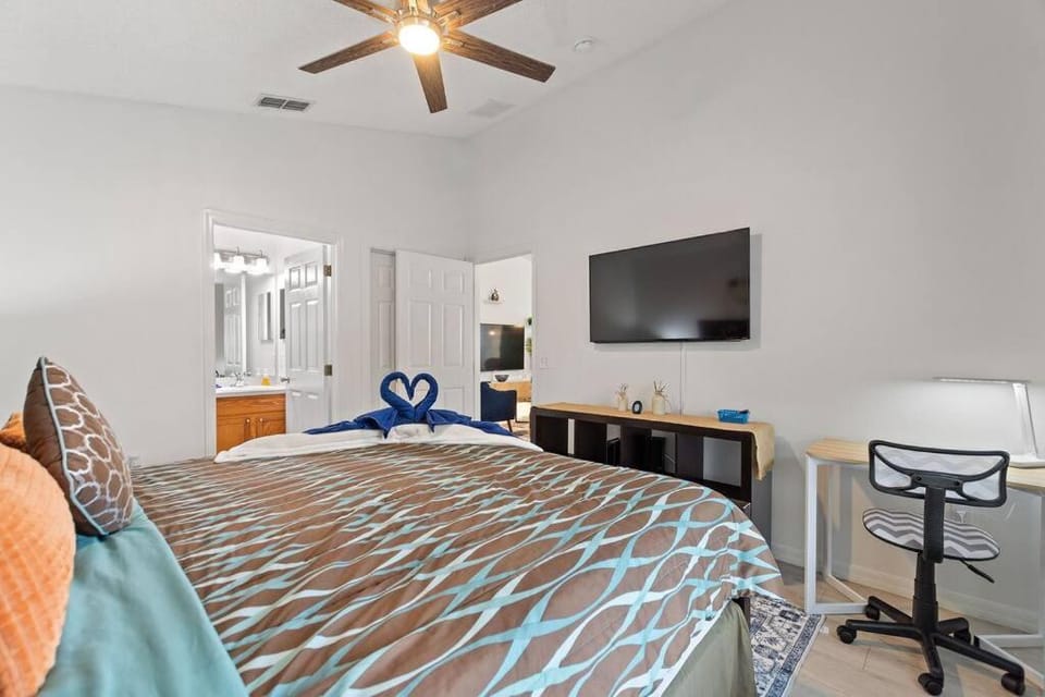 Communal lounge/ TV room, Bed, TV and multimedia, Bedroom