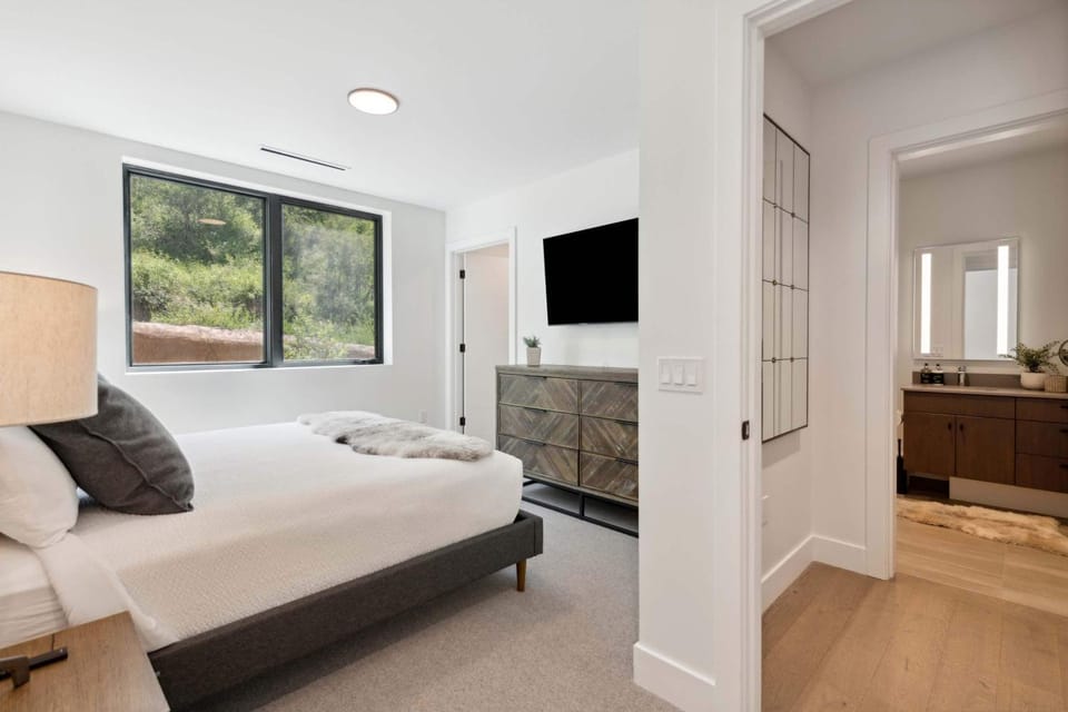 Frontgate 303 by East West Hospitality Apartment in Avon