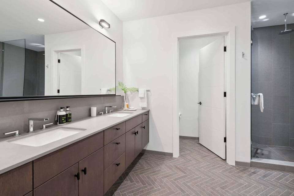 Frontgate 303 by East West Hospitality Apartment in Avon