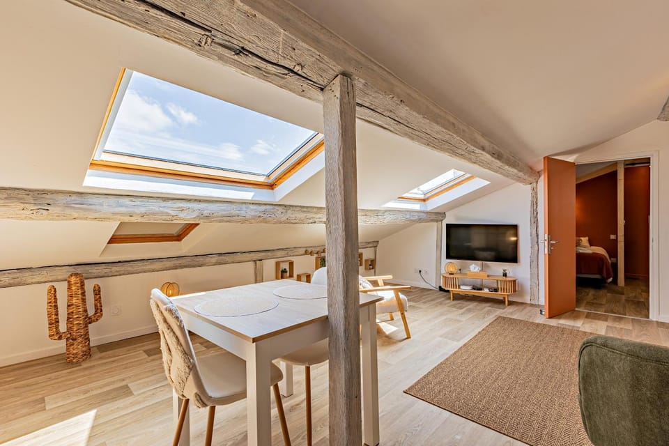 TV and multimedia, Living room, Seating area, Dining area