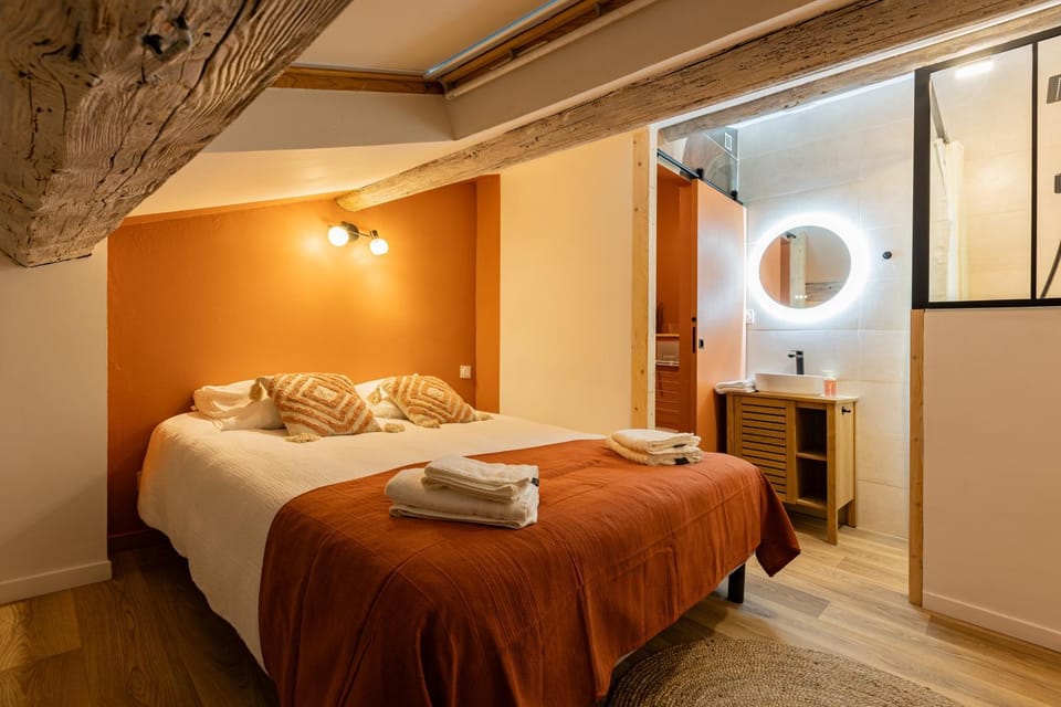 Bed, Bathroom, Photo of the whole room, Bedroom, towels