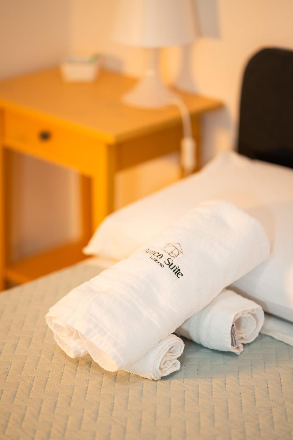 Bed, towels