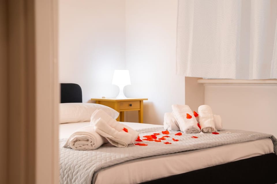 Bed, Photo of the whole room, Bedroom, towels