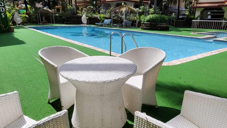 Swimming pool, sunbed
