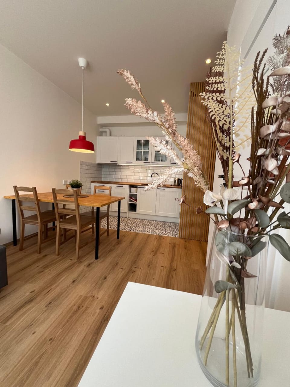 Kitchen or kitchenette, Living room, Seating area, Dining area