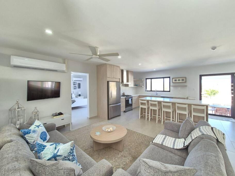 Communal lounge/ TV room, TV and multimedia, Kitchen or kitchenette, Living room, Seating area, Dining area, Evening entertainment, oven, air conditioner