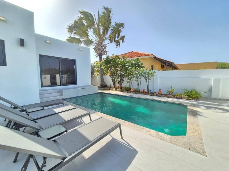 Property building, Patio, Day, Natural landscape, Pool view, Swimming pool, sunbed