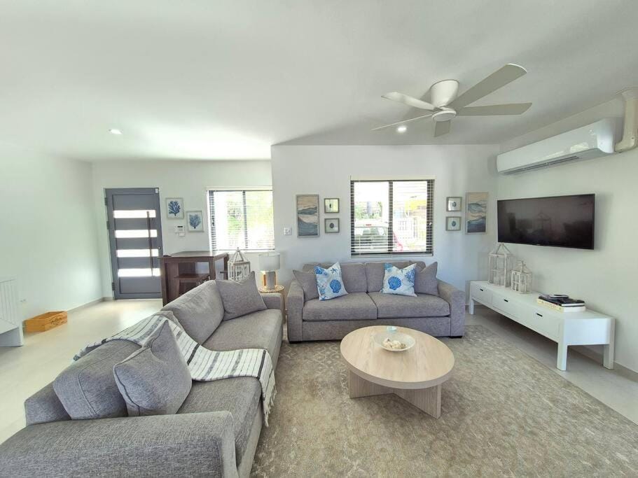 Communal lounge/ TV room, TV and multimedia, Living room, Seating area, Evening entertainment, air conditioner