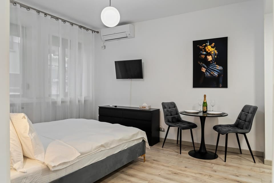 Bed, TV and multimedia, Photo of the whole room, Seating area, Dining area, Bedroom, air conditioner