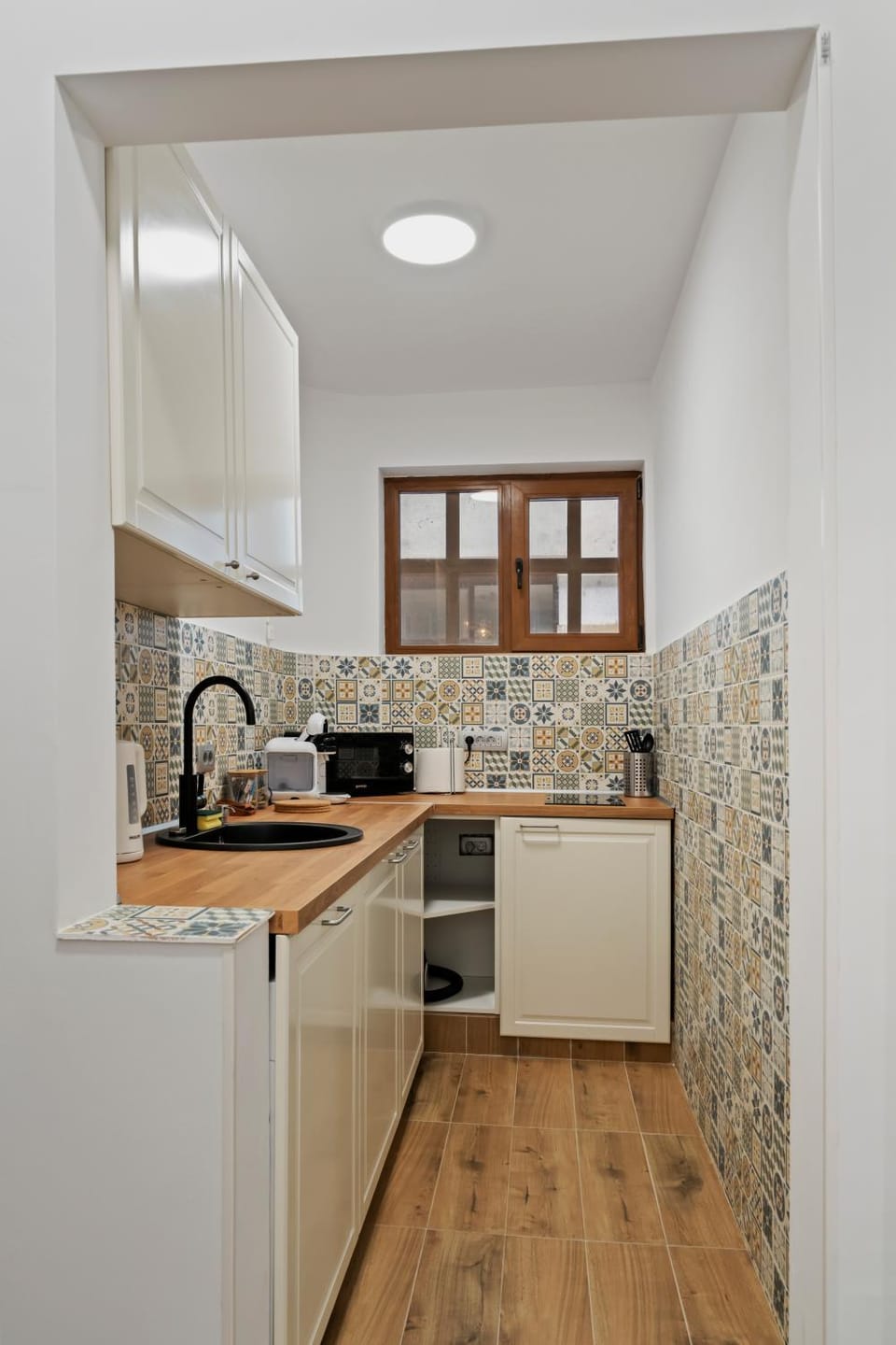 Kitchen or kitchenette, minibar, stove, toaster
