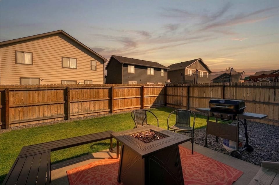Starlink Station - Modern furnishings, w Fire Pit - Near Airport House in Colorado Springs