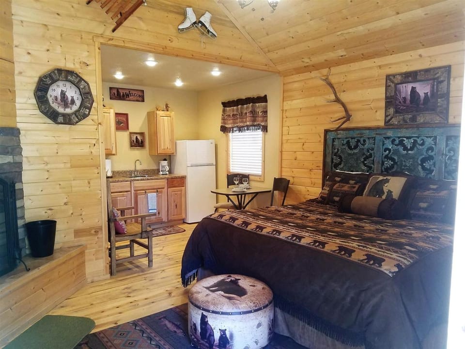 AC - #2 Bear Cabin Cabin in Ruidoso