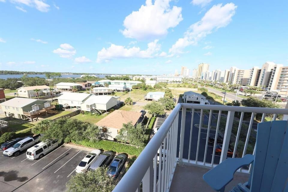 Crystal Tower Corner Condo with 2 Balconies, 3 Pools, Lazy River Apartment in West Beach