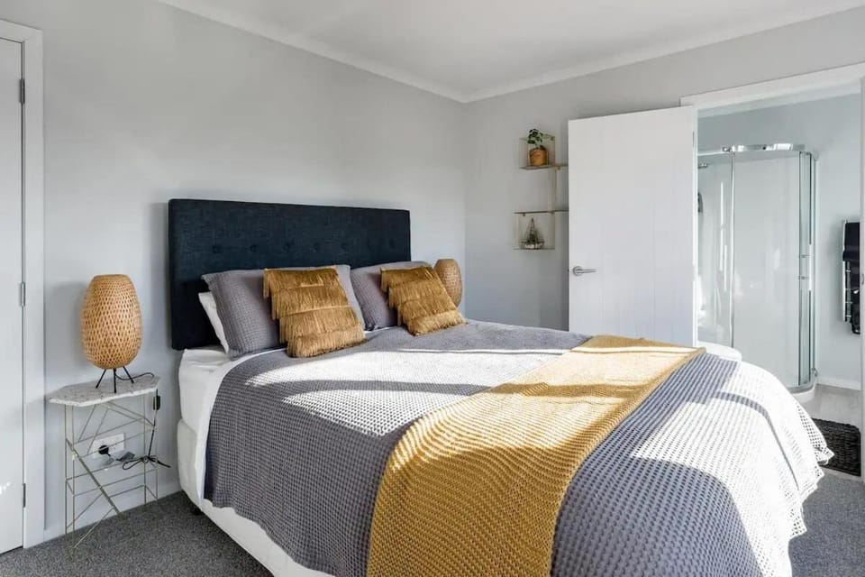 Contemporary Townhouse in Central Hamilton House in Hamilton