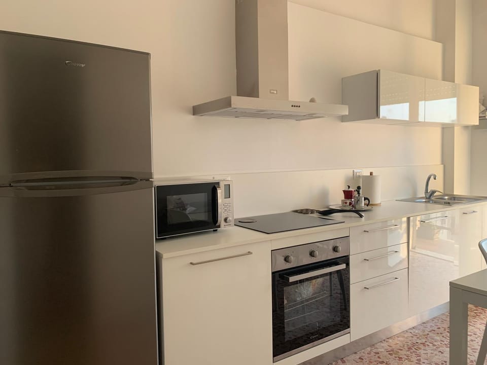 Coffee/tea facilities, Kitchen or kitchenette, oven