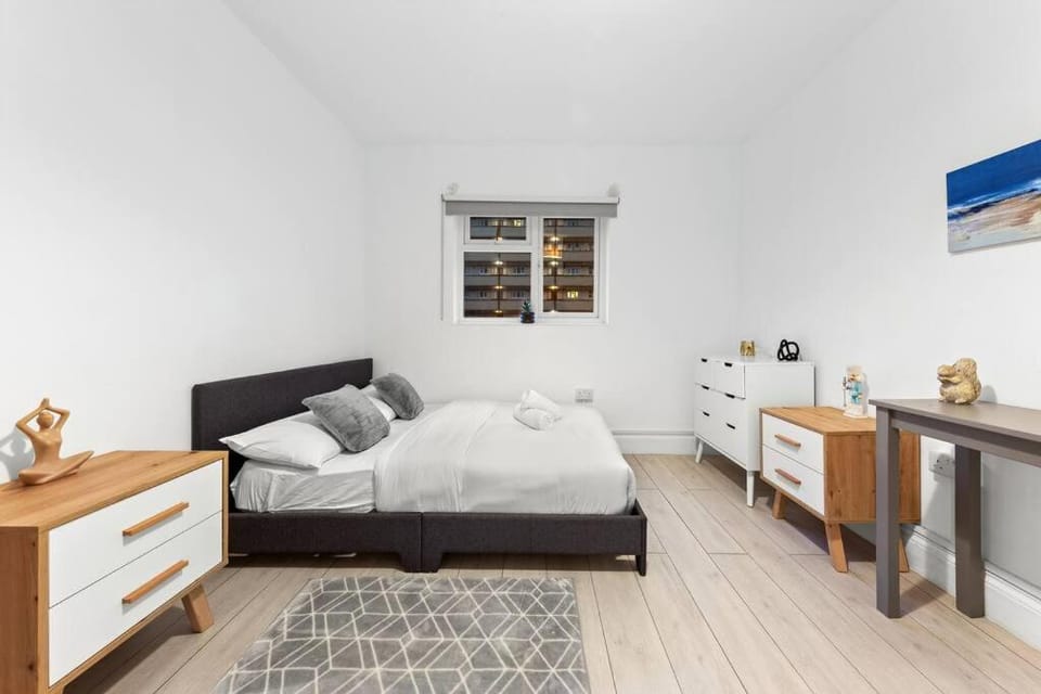 Holiday Home near Kings Cross Sleep 12 SP7 Apartment in London Borough of Islington