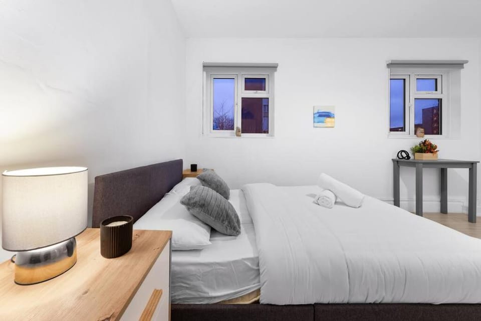 Holiday Home near Kings Cross Sleep 12 SP7 Apartment in London Borough of Islington