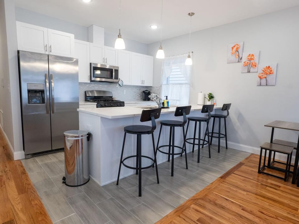 4 New Apts - 3 Bed Apt 1st Floor & 3 Bed Apt 2nd Floor - 1 Bed Studio Apt Ground Floor & 1 Bed Studio Apt Ground Floor near Penn Station EWR Airport Beth Israel Hospital Manhattan NYC Apartment in Newark