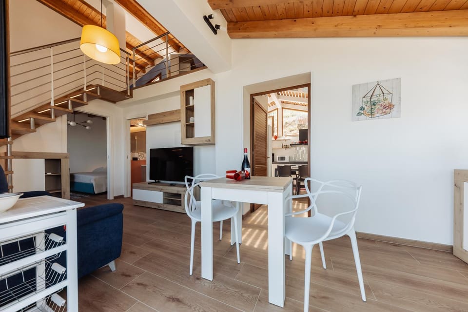 TV and multimedia, Living room, Seating area, Dining area