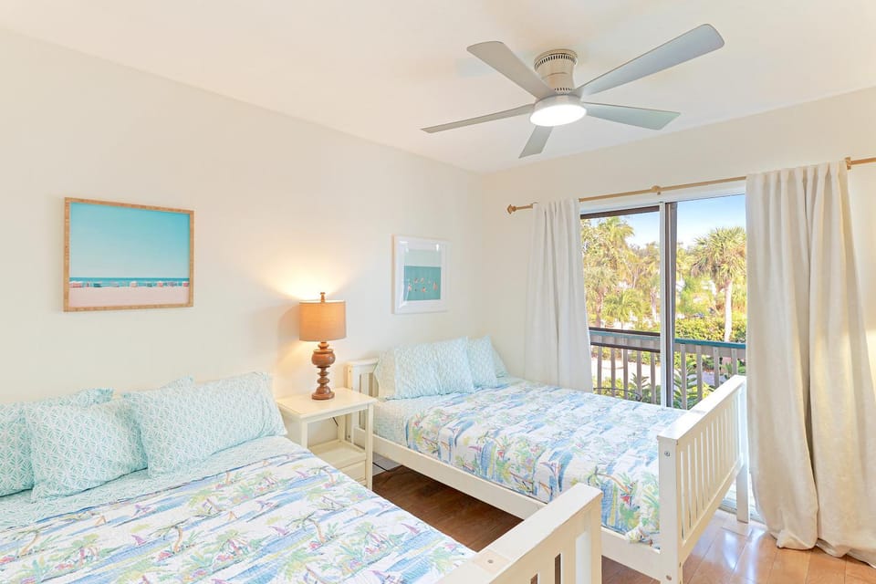 Newly Remodeled Apt! Key-West Victorian with beach access, to Siesta Key Beach! Apartment in Florida