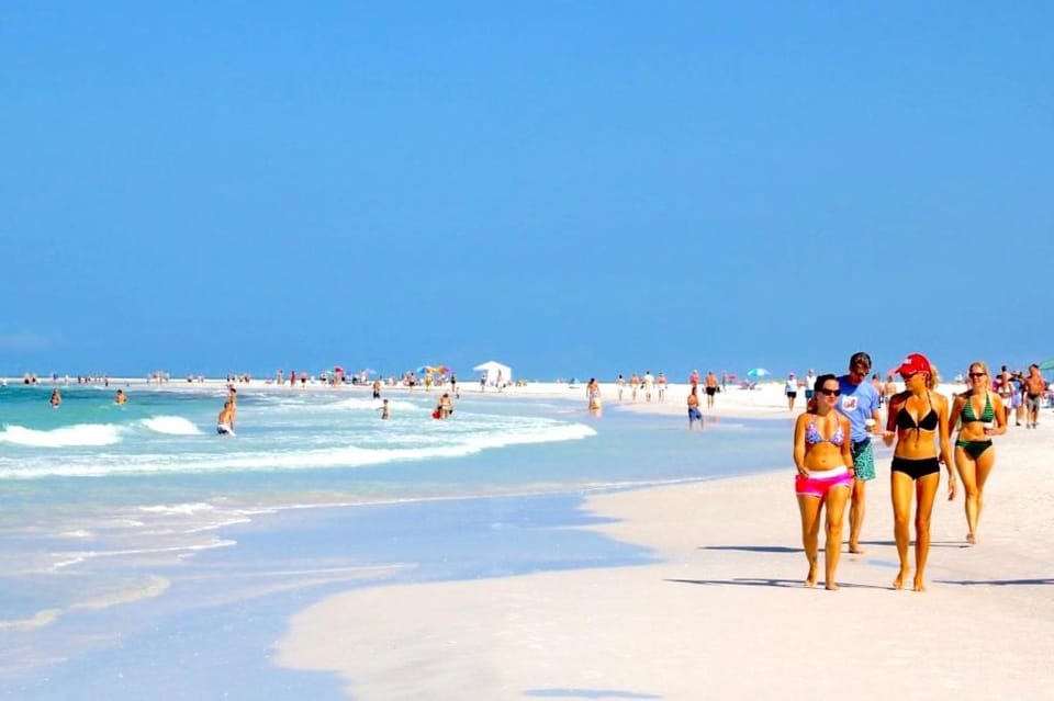 Newly Remodeled Apt! Key-West Victorian with beach access, to Siesta Key Beach! Apartment in Florida