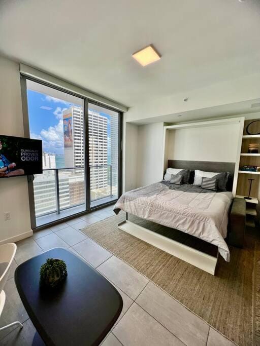 Spacious Studio in the Heart of Downtown Miami Apartment in Miami