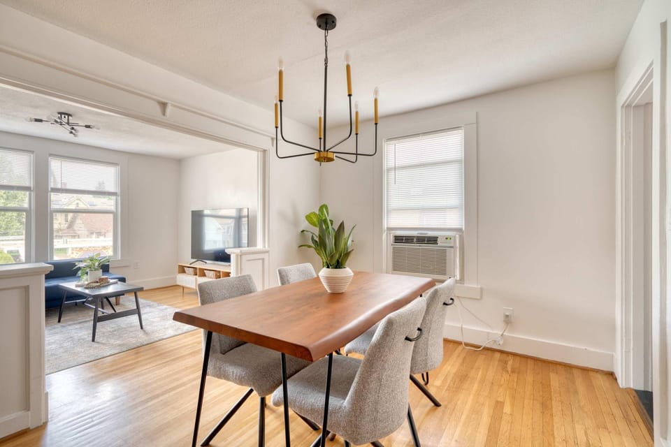Stay Portland - La Casa Burnside -Local Eateries -Shops - Bars Apartment in Portland