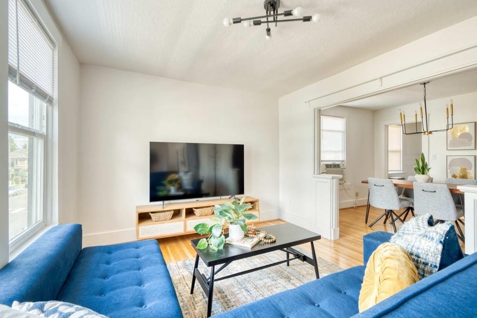 Stay Portland - La Casa Burnside -Local Eateries -Shops - Bars Apartment in Portland
