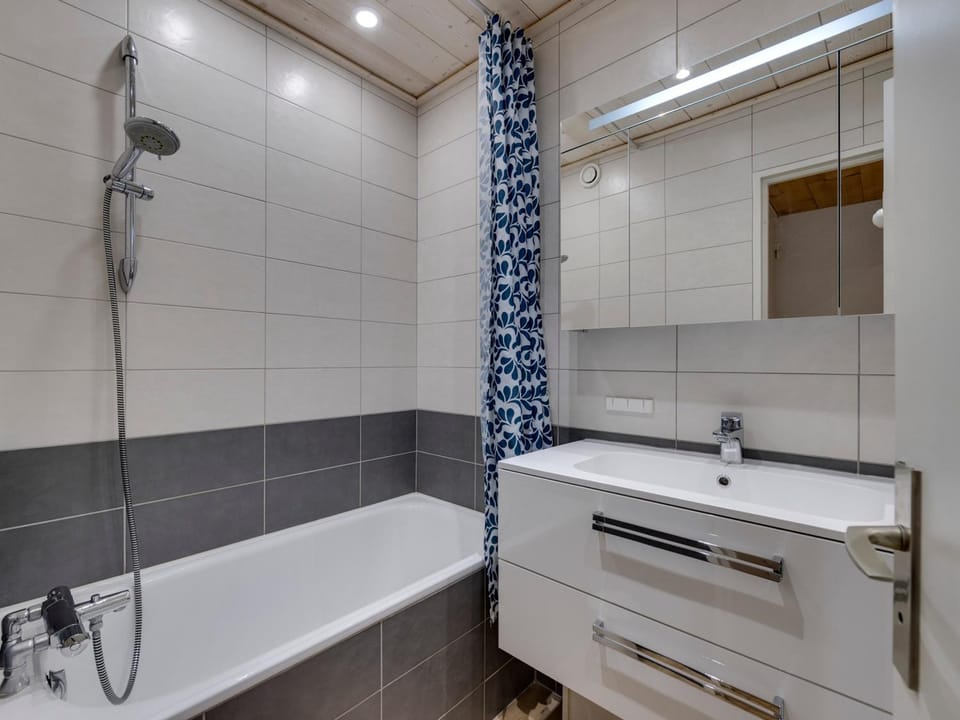 Appartement rénové 2 pièces, proche pistes, balcon - FR-1-502-575 Apartment in Tignes