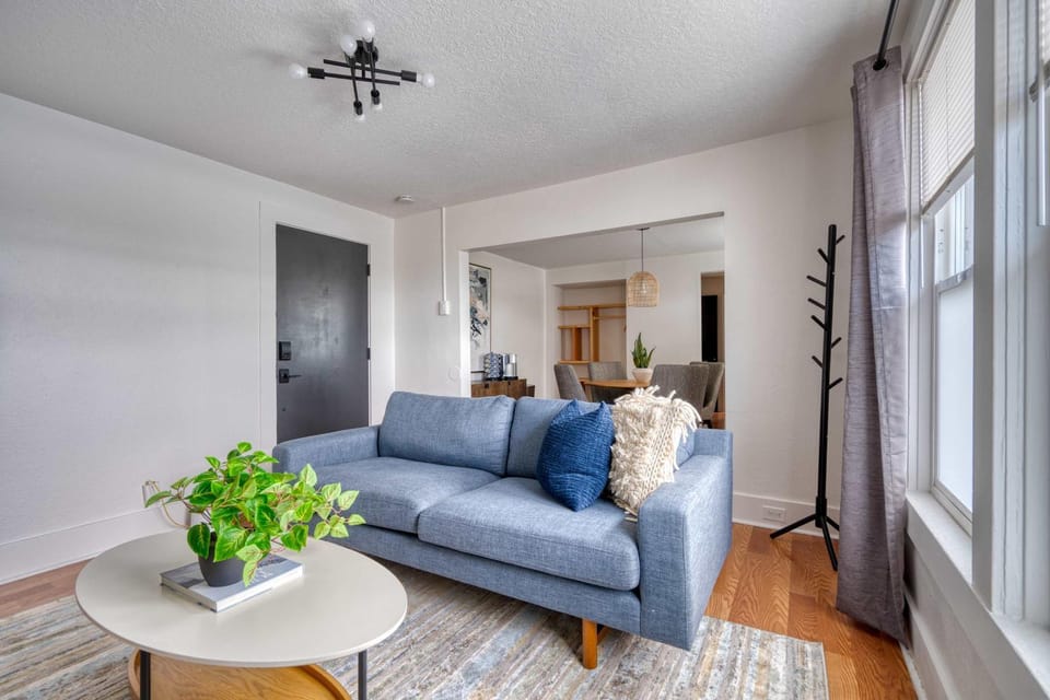 Stay Portland - La Casa Burnside - Local Eateries, Shops, and Bars Apartment in Portland