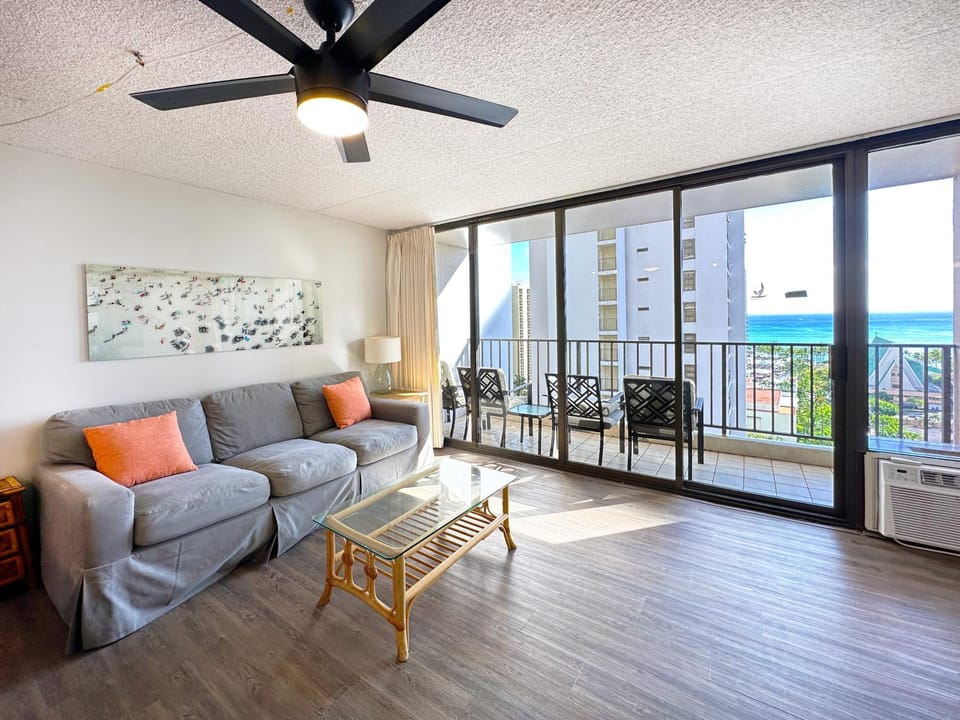 Patio, View (from property/room), Balcony/Terrace, Living room, Seating area