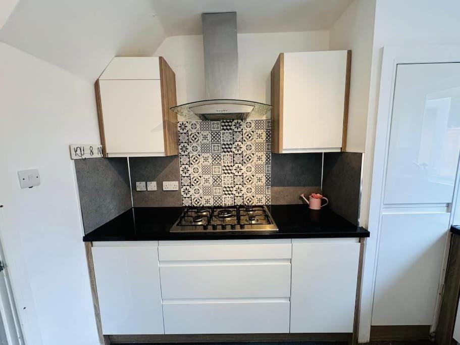 3 Bedroom Modern House in Luton LU4 0TY - Amazon Prime - No Party House in Luton