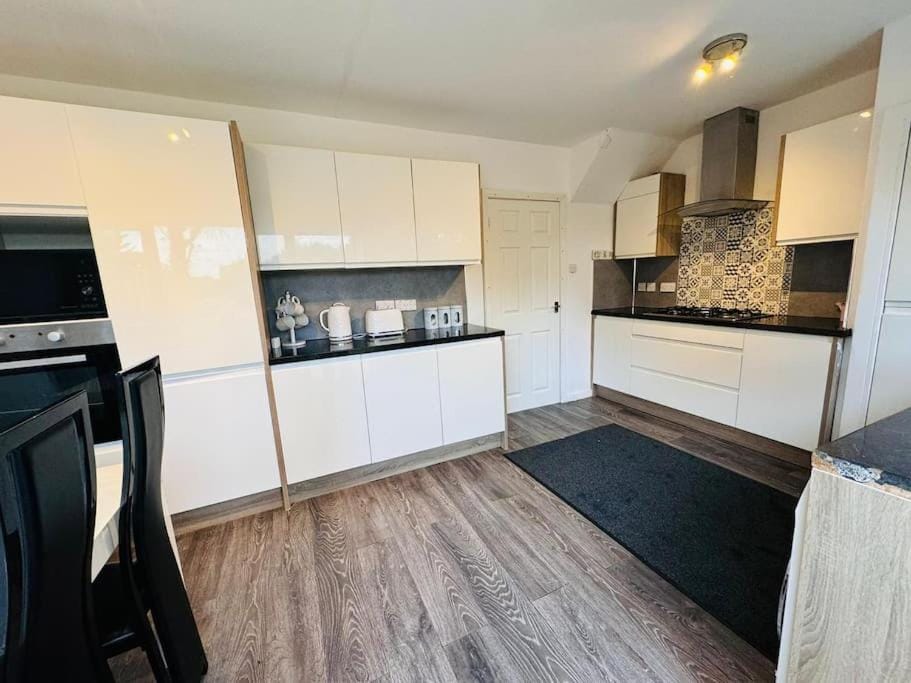 3 Bedroom Modern House in Luton LU4 0TY - Amazon Prime - No Party House in Luton