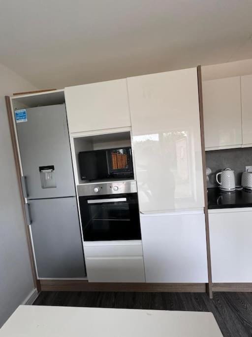 3 Bedroom Modern House in Luton LU4 0TY - Amazon Prime - No Party House in Luton