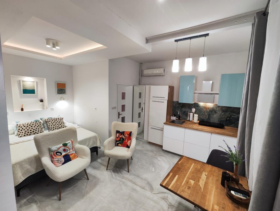 Kitchen or kitchenette, Living room, Seating area, Dining area, air conditioner