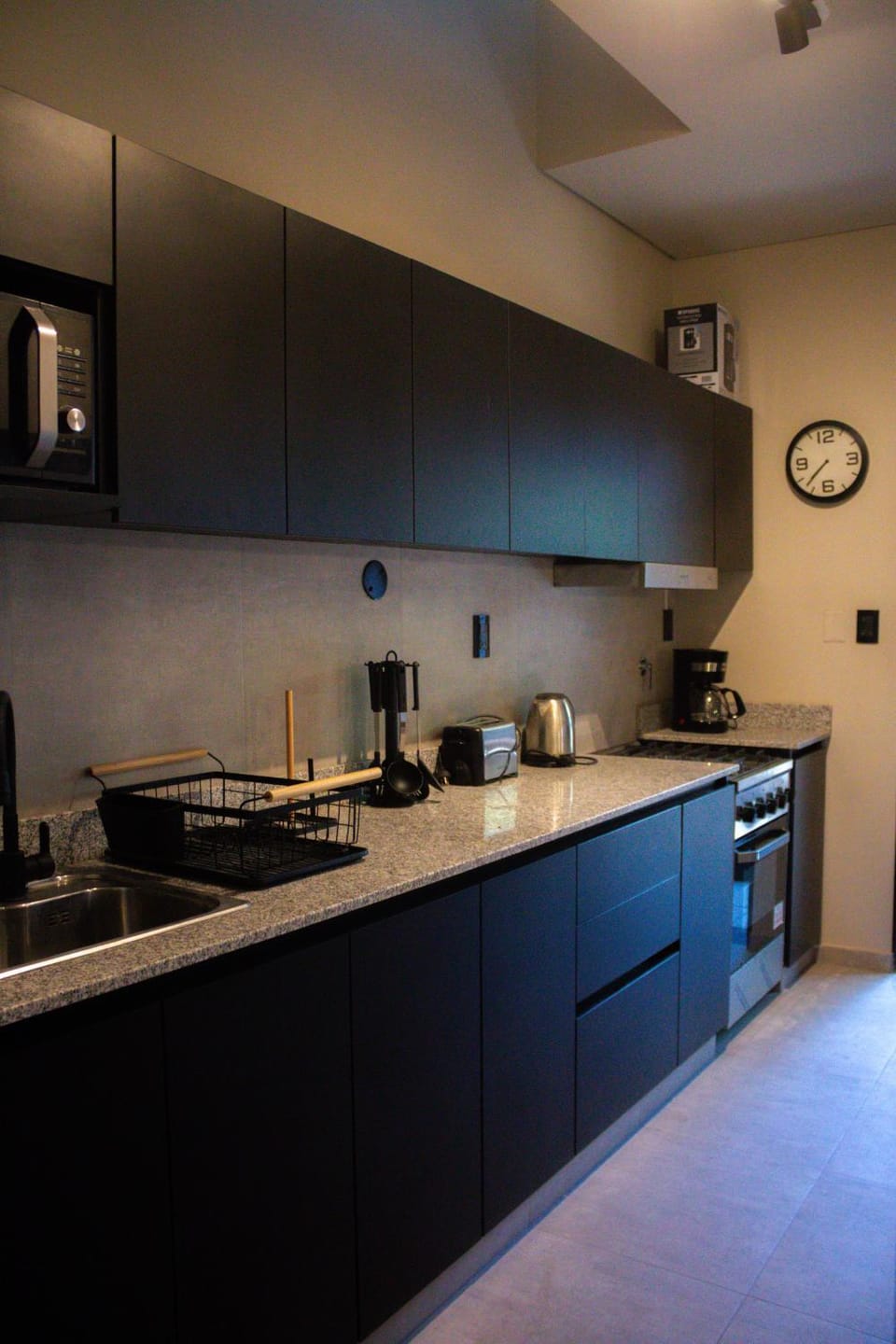 Coffee/tea facilities, Kitchen or kitchenette, stove, toaster