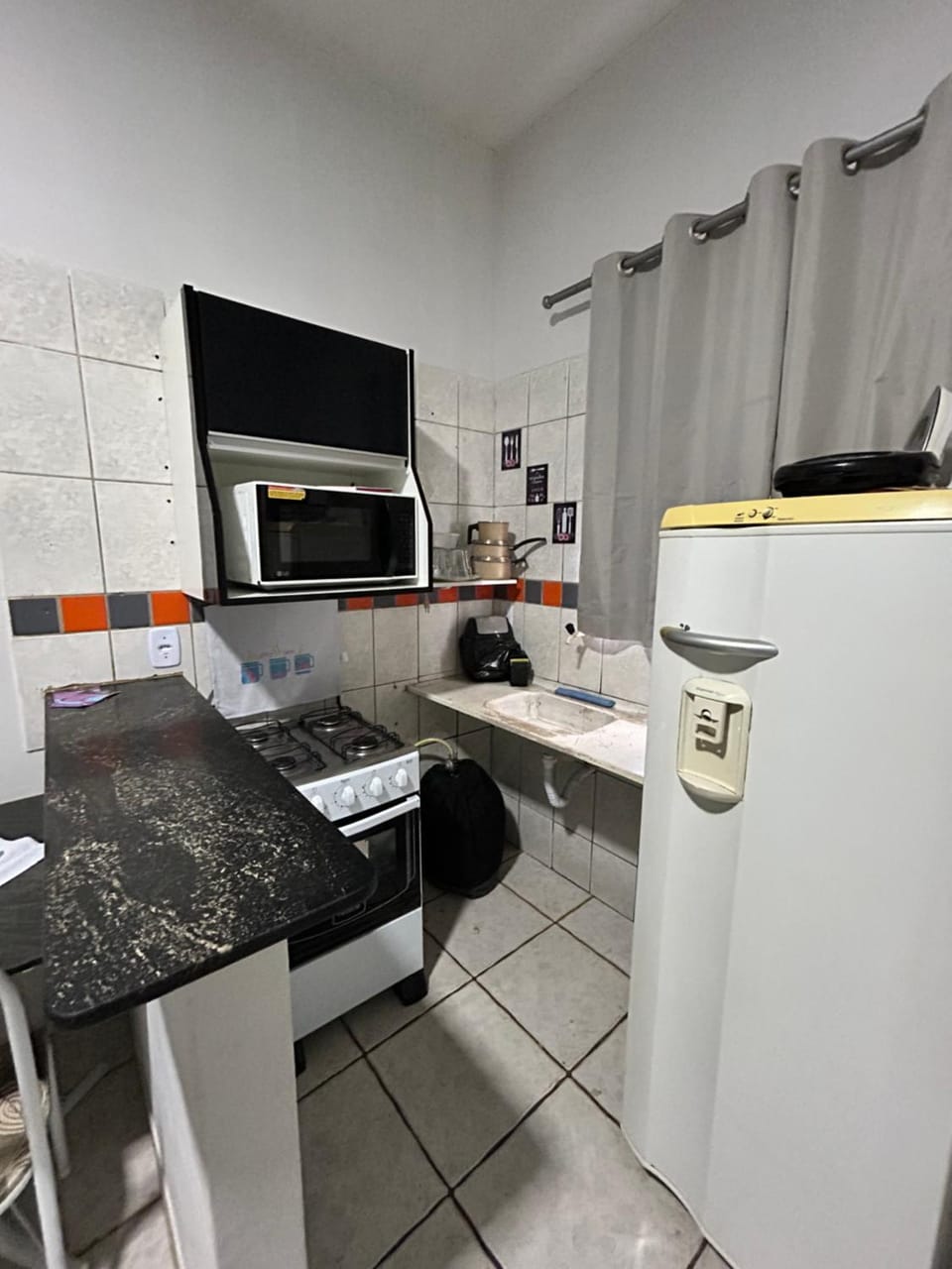 Kitchen or kitchenette, minibar