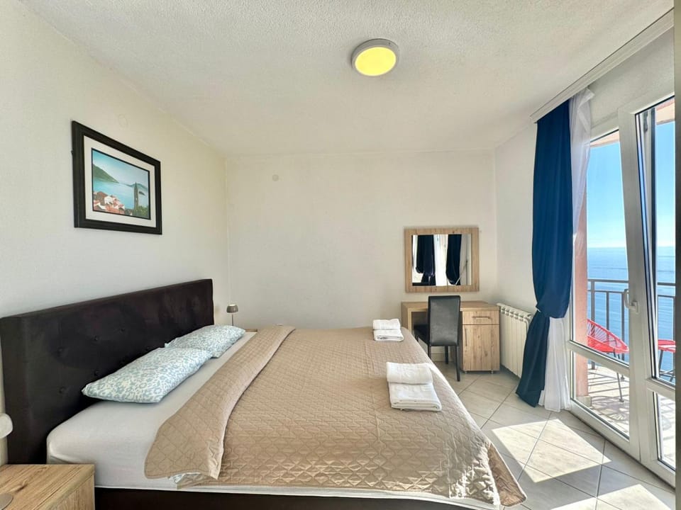 Bed, Balcony/Terrace, Bedroom, Sea view