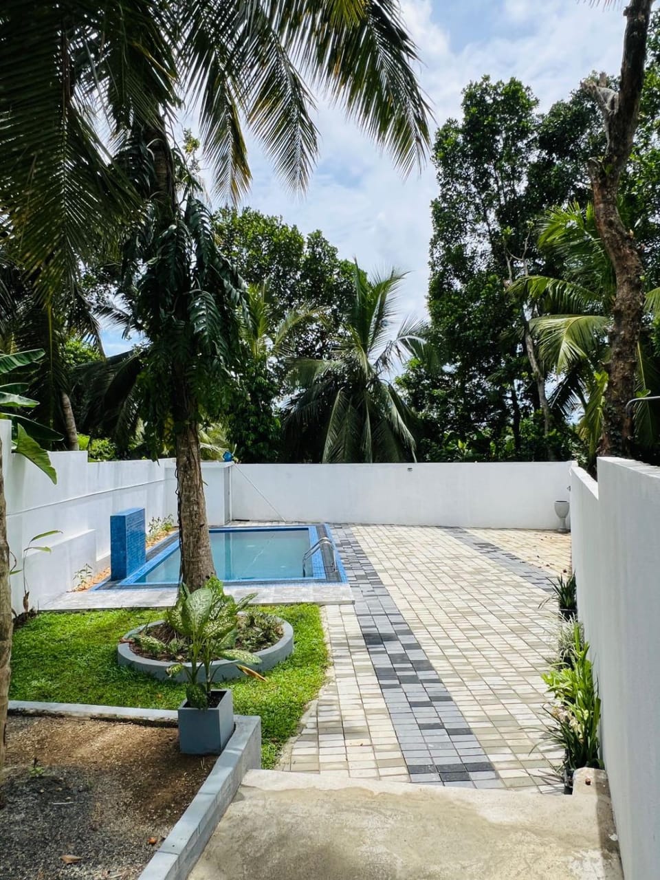 Coastal Cloud Surf Walk To Dewata Beach Hostel in Galle