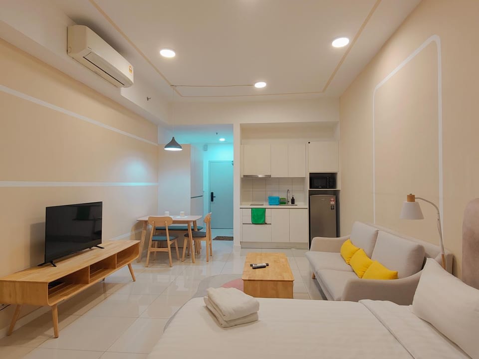 Bed, TV and multimedia, Kitchen or kitchenette, Living room, Photo of the whole room, Dining area, Bedroom, minibar, oven