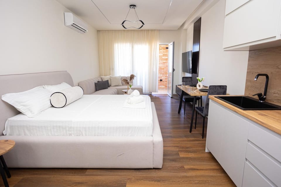 Bed, TV and multimedia, Living room, Photo of the whole room