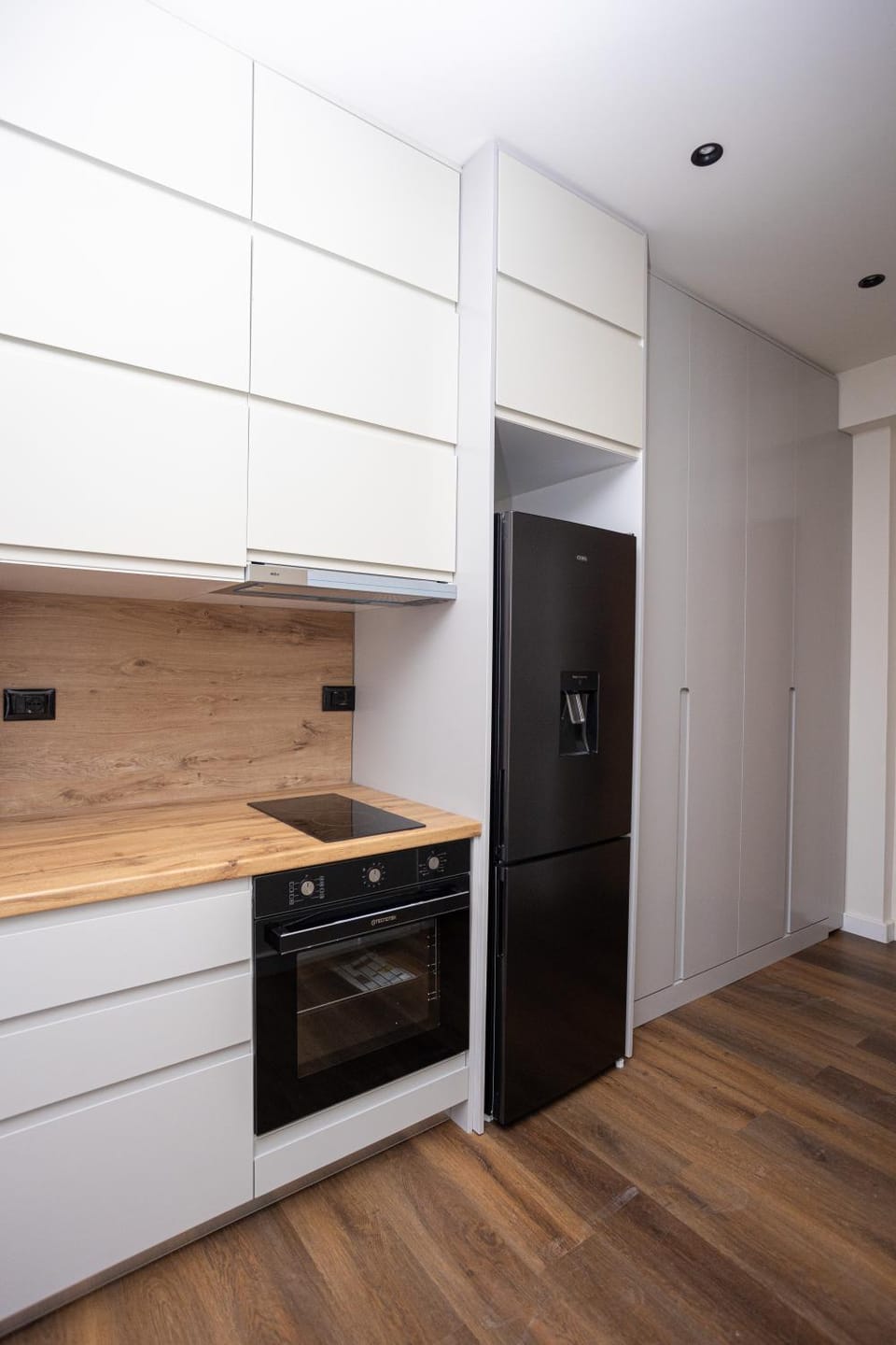 Kitchen or kitchenette, minibar