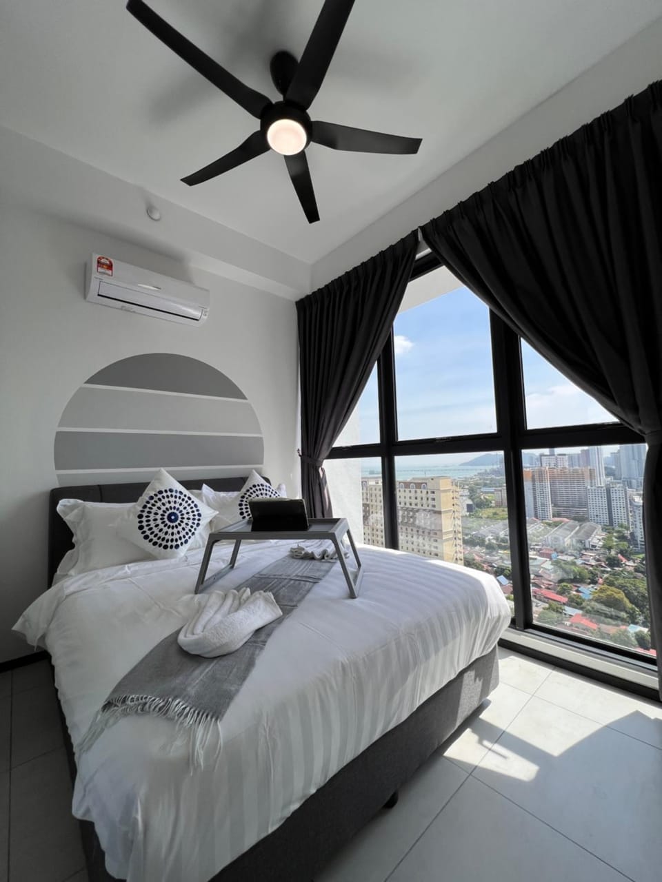 Georgetown Urban Family & Baby-Friendly Home with Skypool Seaview Apartment in George Town