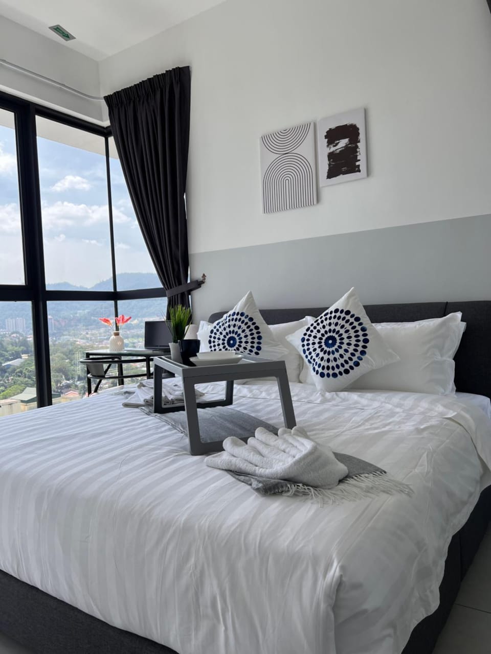 Georgetown Urban Family & Baby-Friendly Home with Skypool Seaview Apartment in George Town
