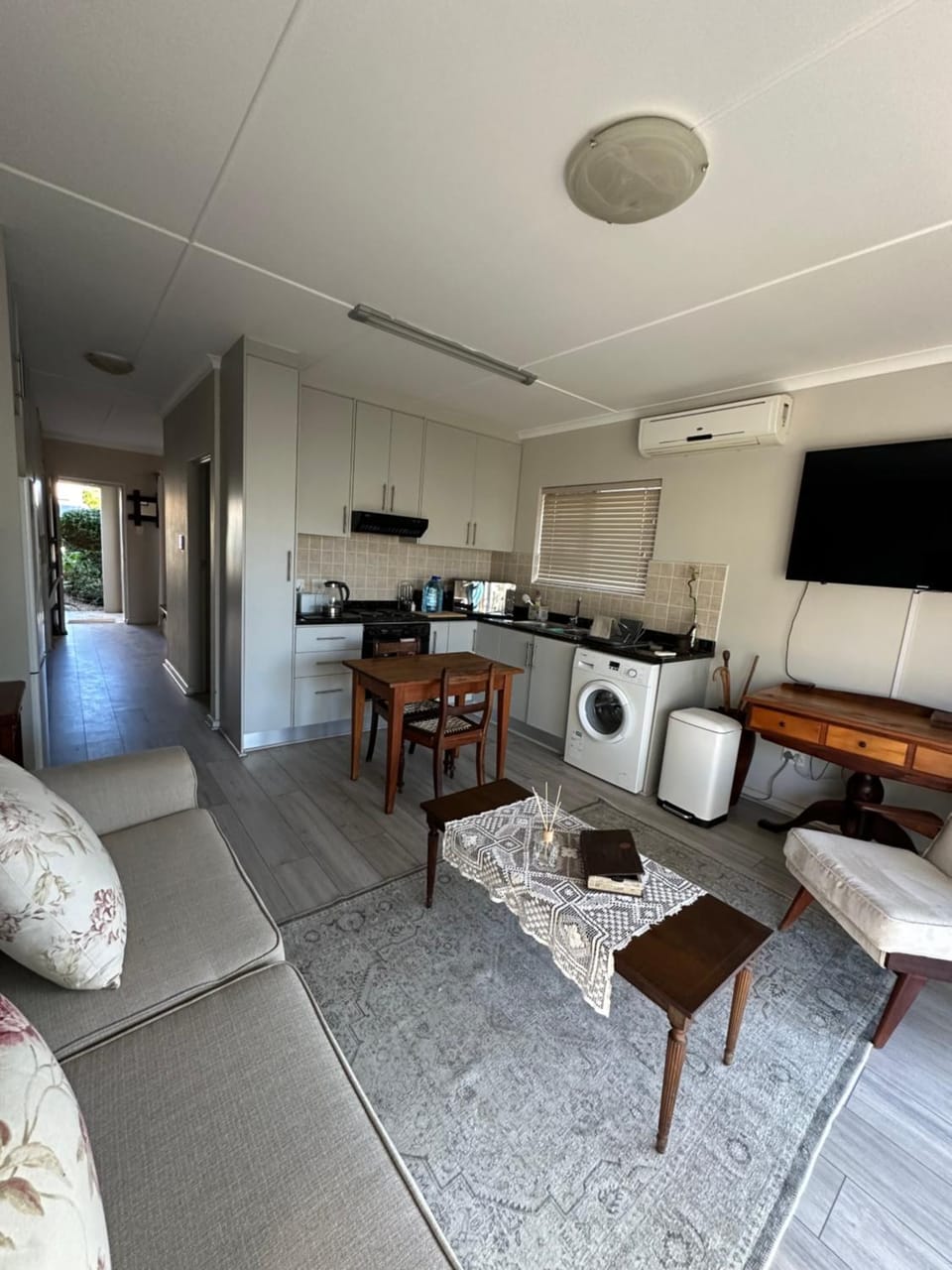 TV and multimedia, Kitchen or kitchenette, Living room, Seating area, Dining area, oven