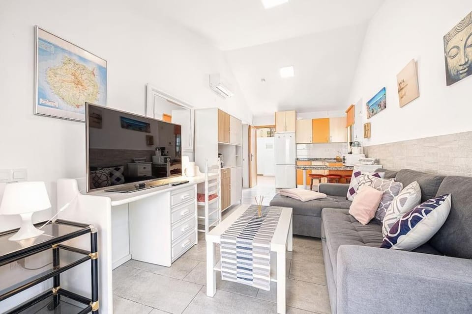 TV and multimedia, Kitchen or kitchenette, Living room, Seating area, Dining area