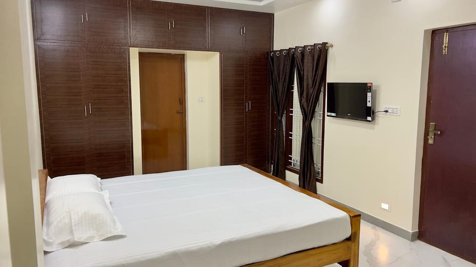 Bed, TV and multimedia, Photo of the whole room, wardrobe