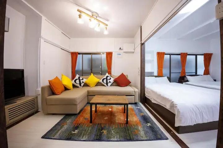 Bed, TV and multimedia, Living room, Photo of the whole room, Seating area, Bedroom