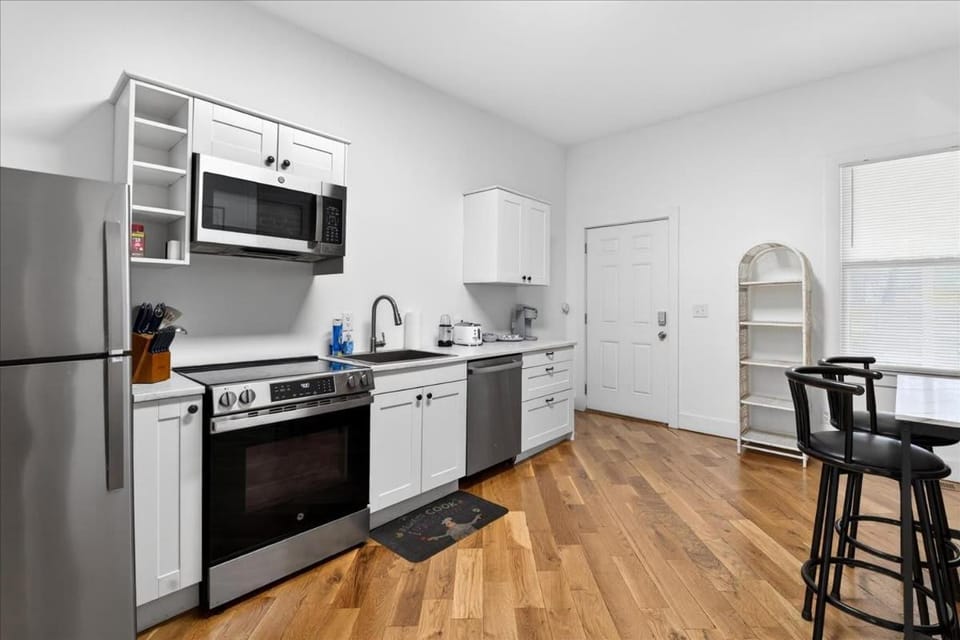 Cozy 2-Floor Home 5BR 3BA 2 Kitchens Backyard House in Louisville